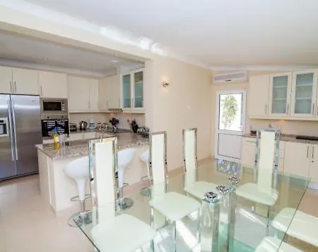 Sleeps 8 Pool Air Con T480268 Villa *